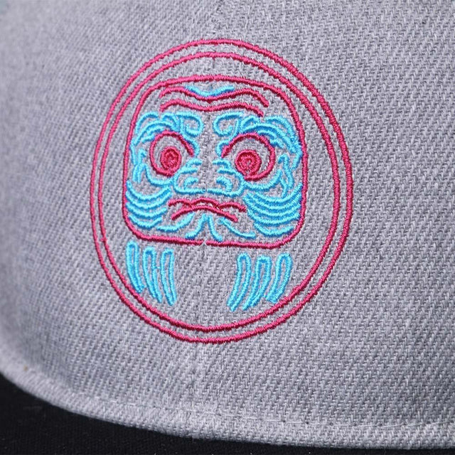 NEON+HiKESHi DARUMA フラットバイザー キャップ - HiKESHi SPiRiT(火消魂)